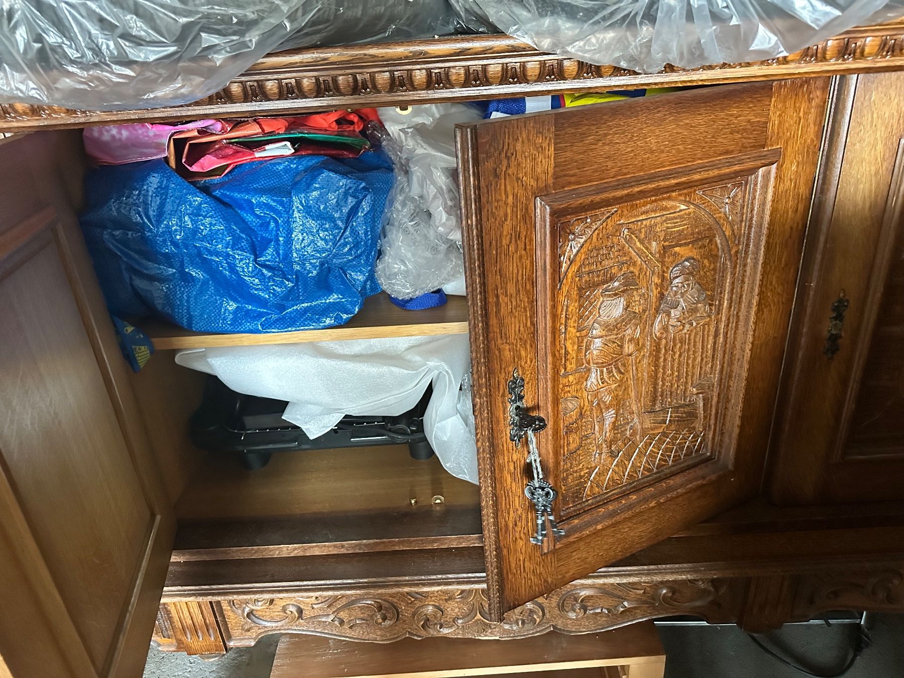 Buffets: Antique Sideboard carved wood 4 doors usable condition – D'occasion à Spiegel b. Bern par phu_bdy9 5