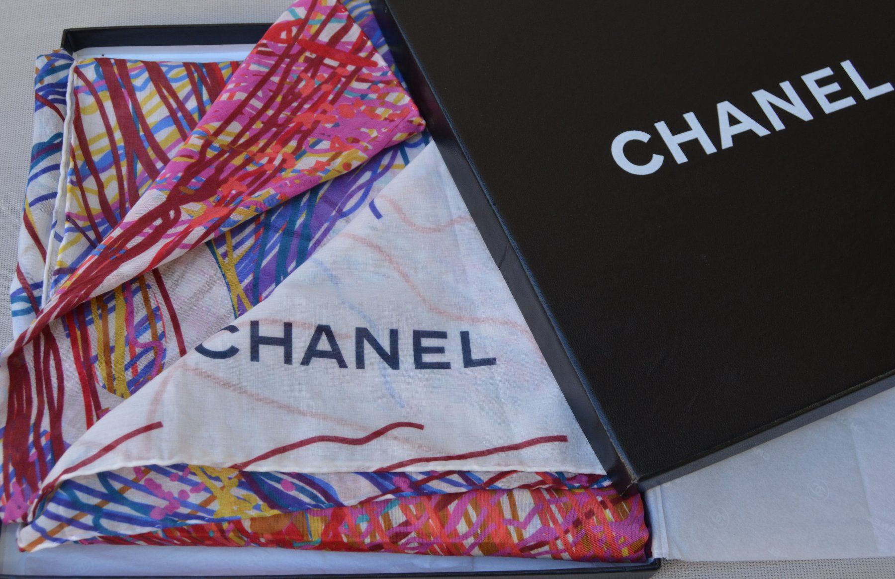 Chanel Foulard & Sciarpe: Chanel Schal  / châle – Usato da Collonges venduto da Auganien