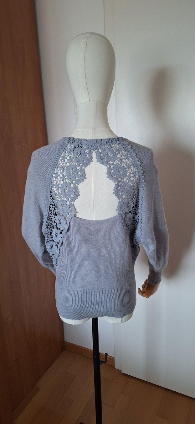 Pullover & Sweatshirts: joli pull bleu, dos dentelle – Neu und originalverpackt aus Lussery-Villars von pousinete02
