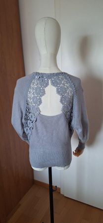 joli pull bleu, dos dentelle