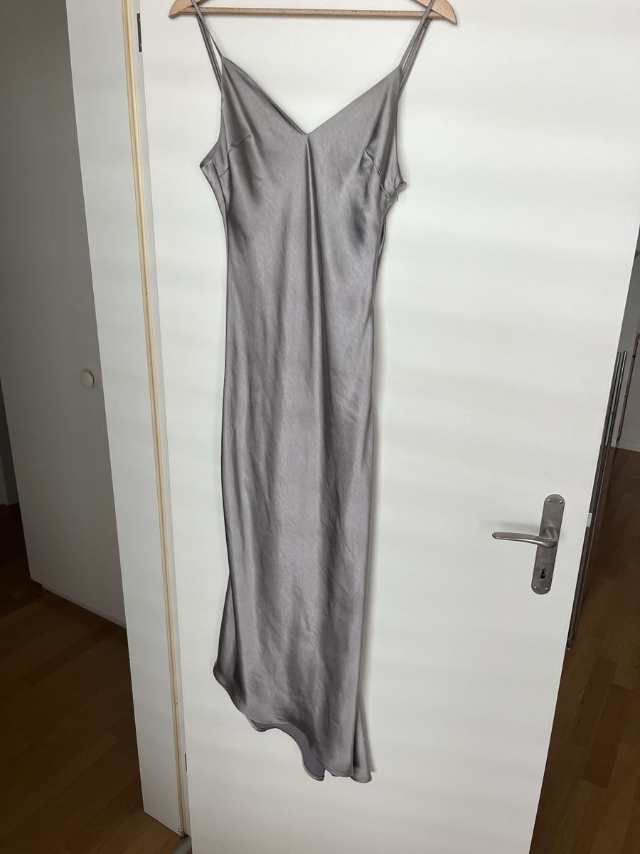 Urban Outfitters Kleider: Robe satinée dos nus – Gebraucht aus Neuchâtel von Ariane_vn00