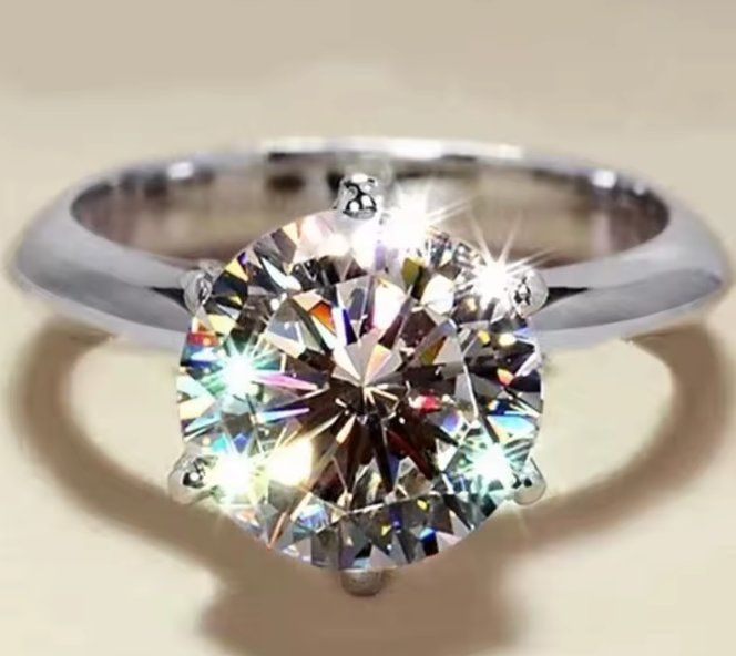 Anelli: 6,5MM 1CT WHITE COLOUR D Moissanite ring with Certificate – Nuovo e nell'imballaggio originale da Genève venduto da AGBERG
