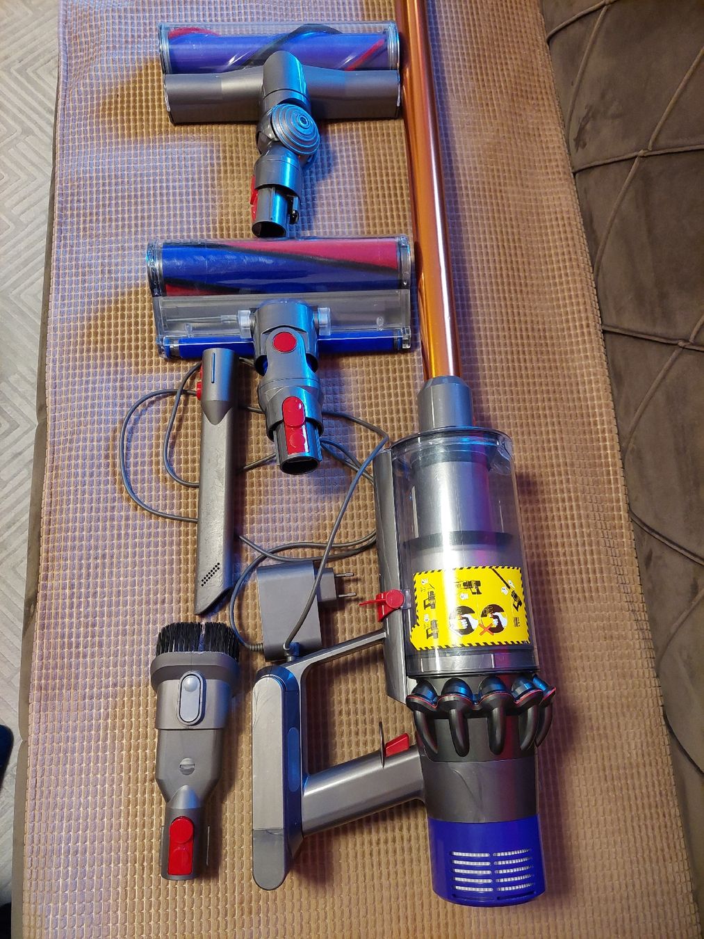 Dyson Aspirapolveri & Accessori: Dyson v10 ocassion – Usato da Meyrin venduto da aki_1971 2