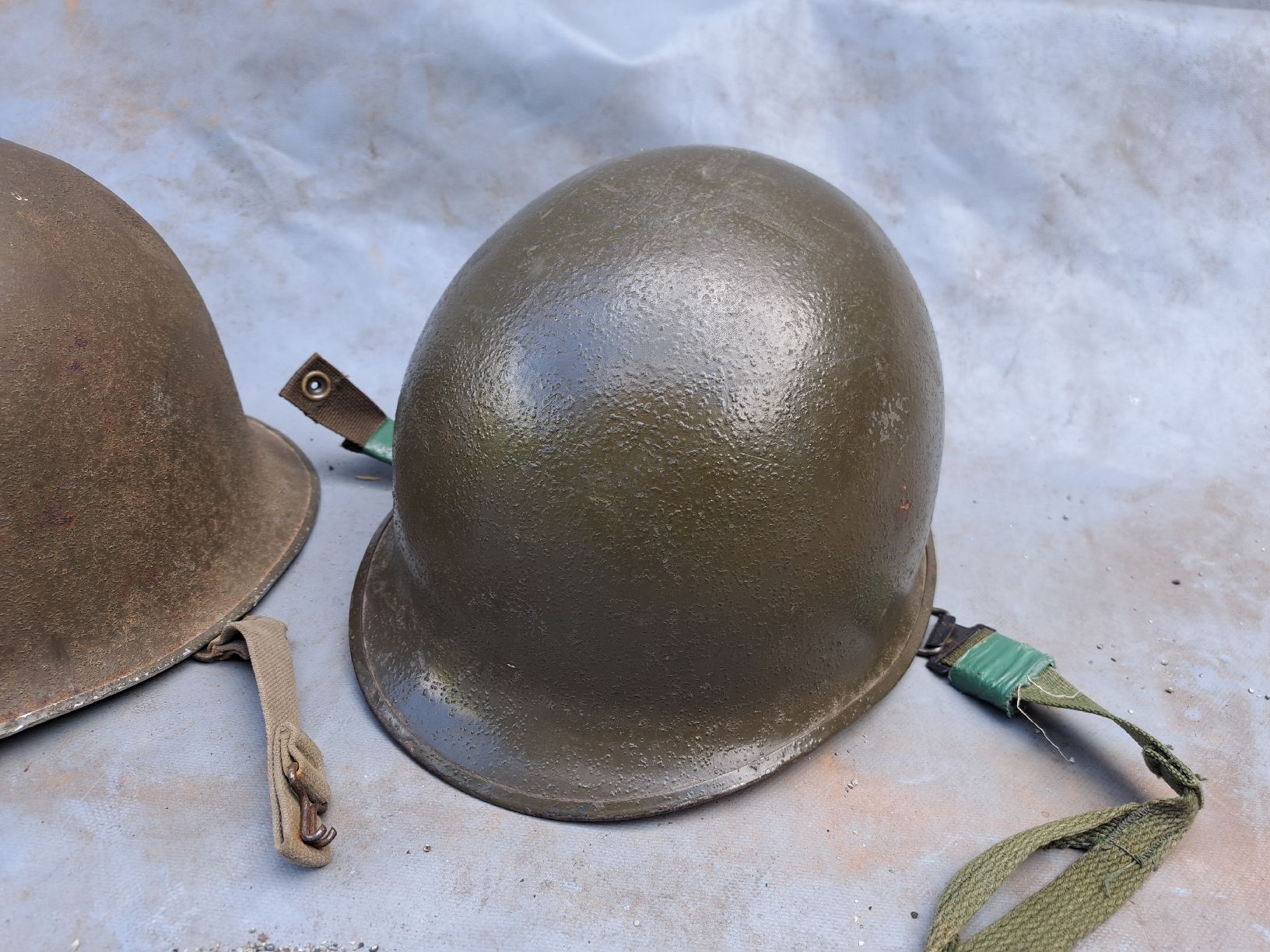 Schweizer Armee Uniformi & Effetti personali: 2 Stück Stahlhelme antik  – Usato da Muotathal venduto da s_spiess 2