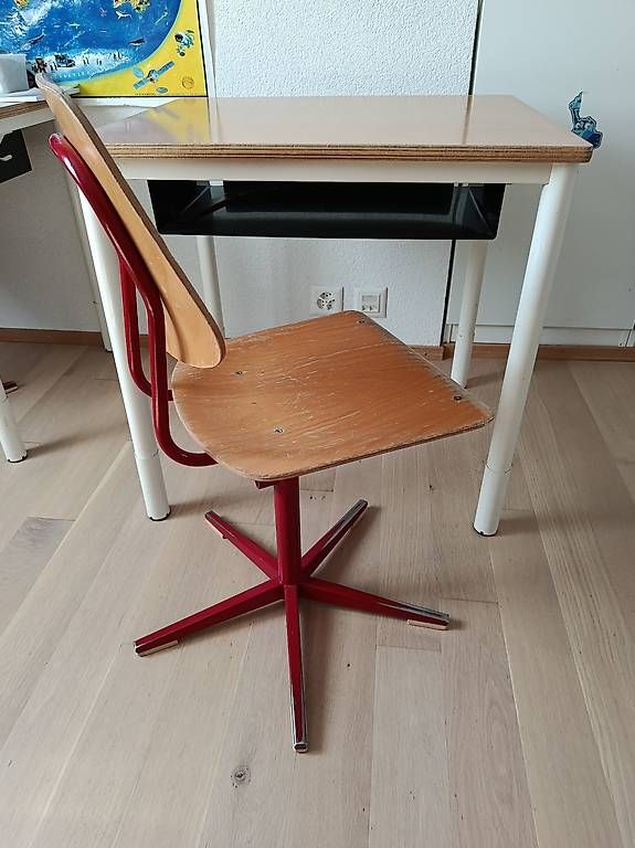 Scrivanie: Schulpult mit Stuhl – Usato da Obergerlafingen venduto da tin_8ls9