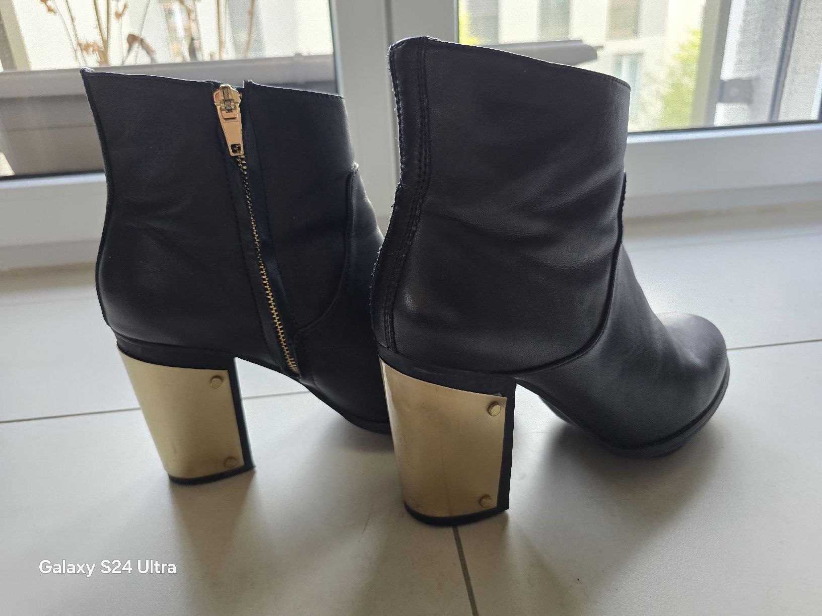 Chaussures femmes: Schwarze Leder Stiefeletten mit Goldabsatz – D'occasion à Kloten par Salentina64