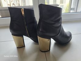Schwarze Leder Stiefeletten mit Goldabsatz