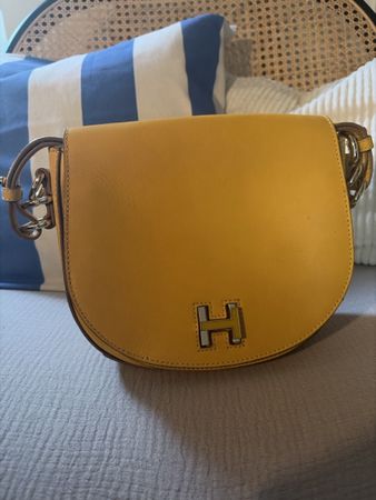 Handtasche Leder gelb Marke Tommy Hilfiger abgenutzt