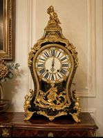 Pendule de style Louis XV en marqueterie Boulle