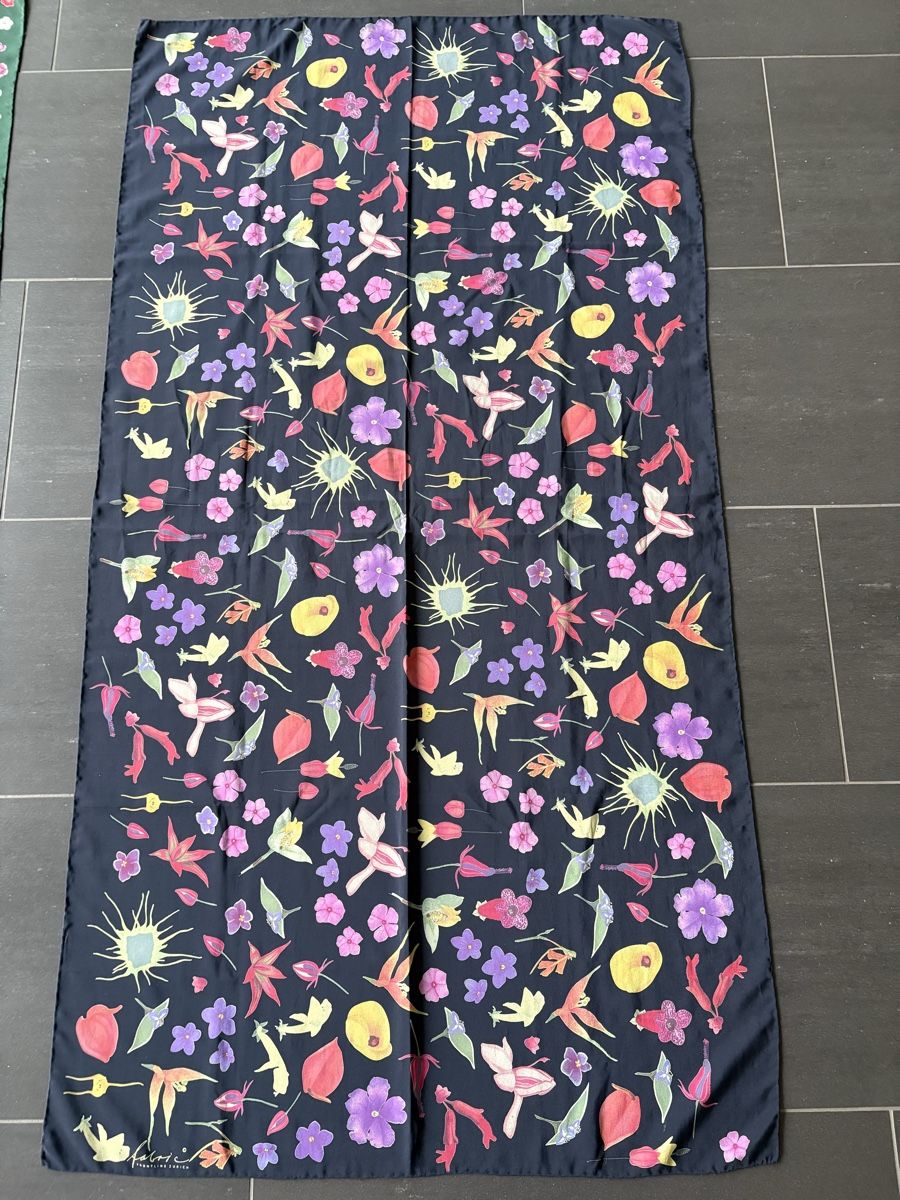Fabric Frontline Foulards, Tücher & Schals: „Fabric Frontline“ Seidenschal – Gebraucht aus Sins von briller63 1