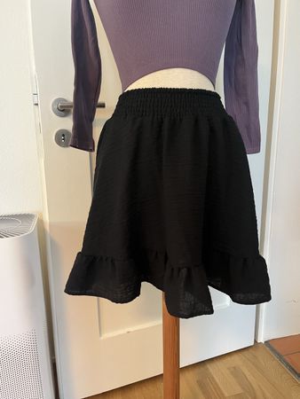Schwarzer Minirock mit Rüschen - Grösse S von Vero Moda