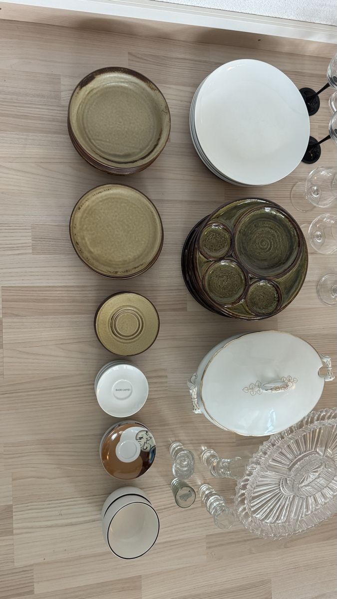 Set di piatti: Viel Geschirr und Gläser Set – Usato da Pfäffikon zh venduto da Jiim7 1