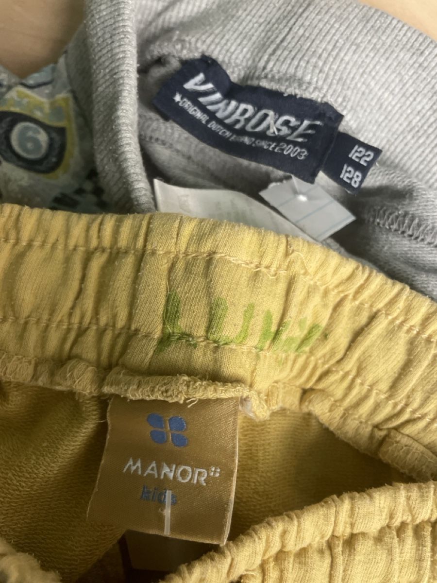 Pantaloni: 2 Shorts Gr. 128 gelb und gemustert – Usato da Obergerlafingen venduto da cabo4 2