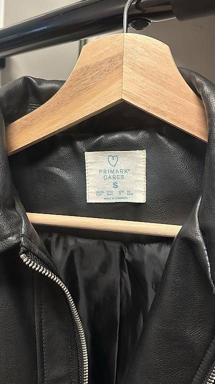 Jacken: Schwarze Kunstlederjacke  – Neu und originalverpackt aus Frauenfeld von vjohus 3
