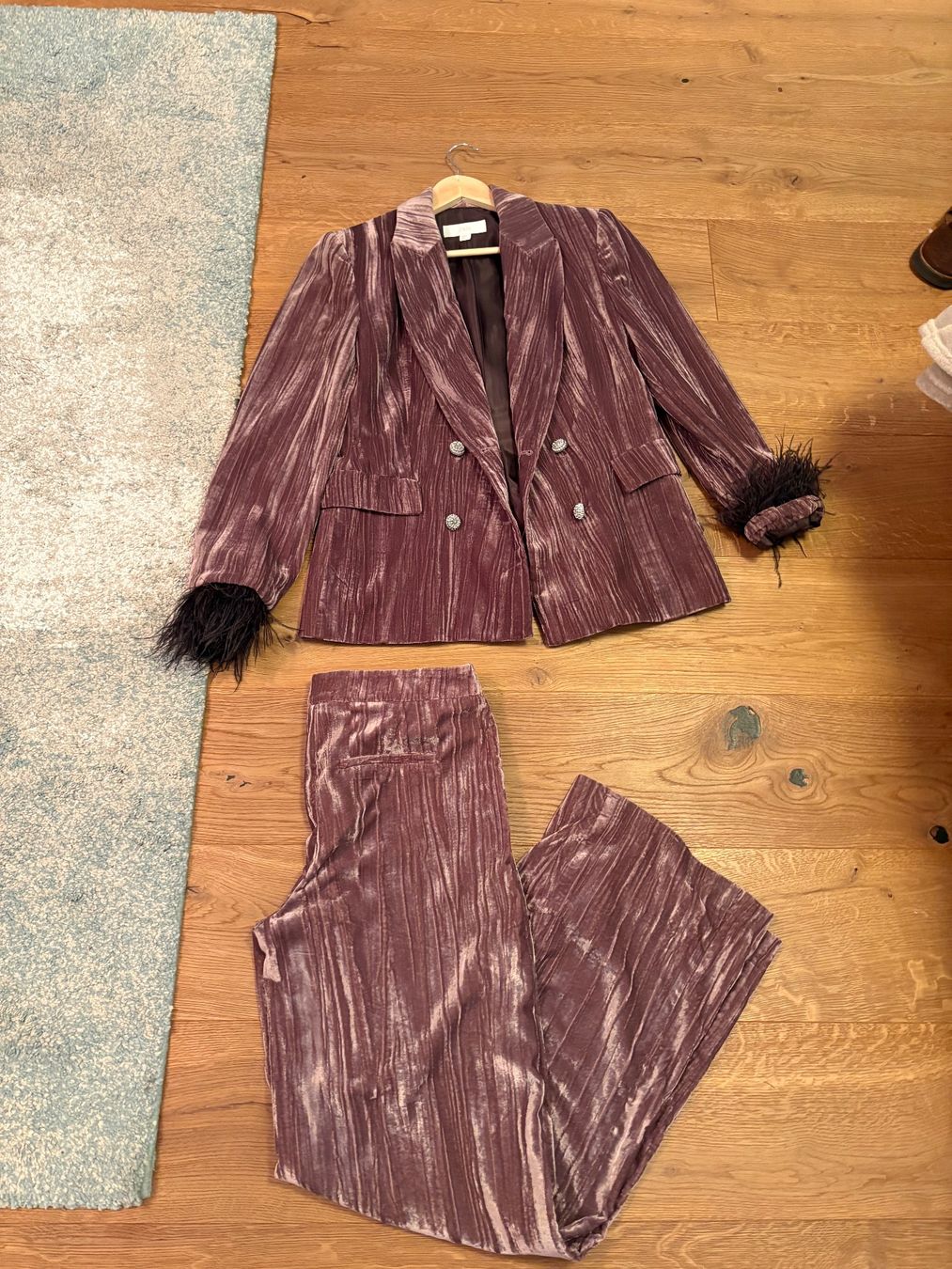 Zara Completi & Tailleur: Samt-Anzug mit Federn, Grösse M Neuwertig! – Usato da Gutenswil venduto da mse_hbj5 1