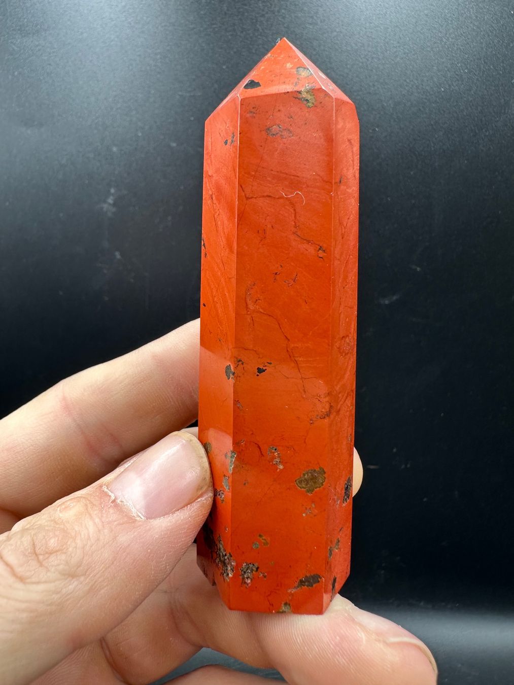 Minerali & Pietre curative: Roter Jaspis Obelisk, Spitze – Nuovo e nell'imballaggio originale da Männedorf venduto da Handschmeichler 1