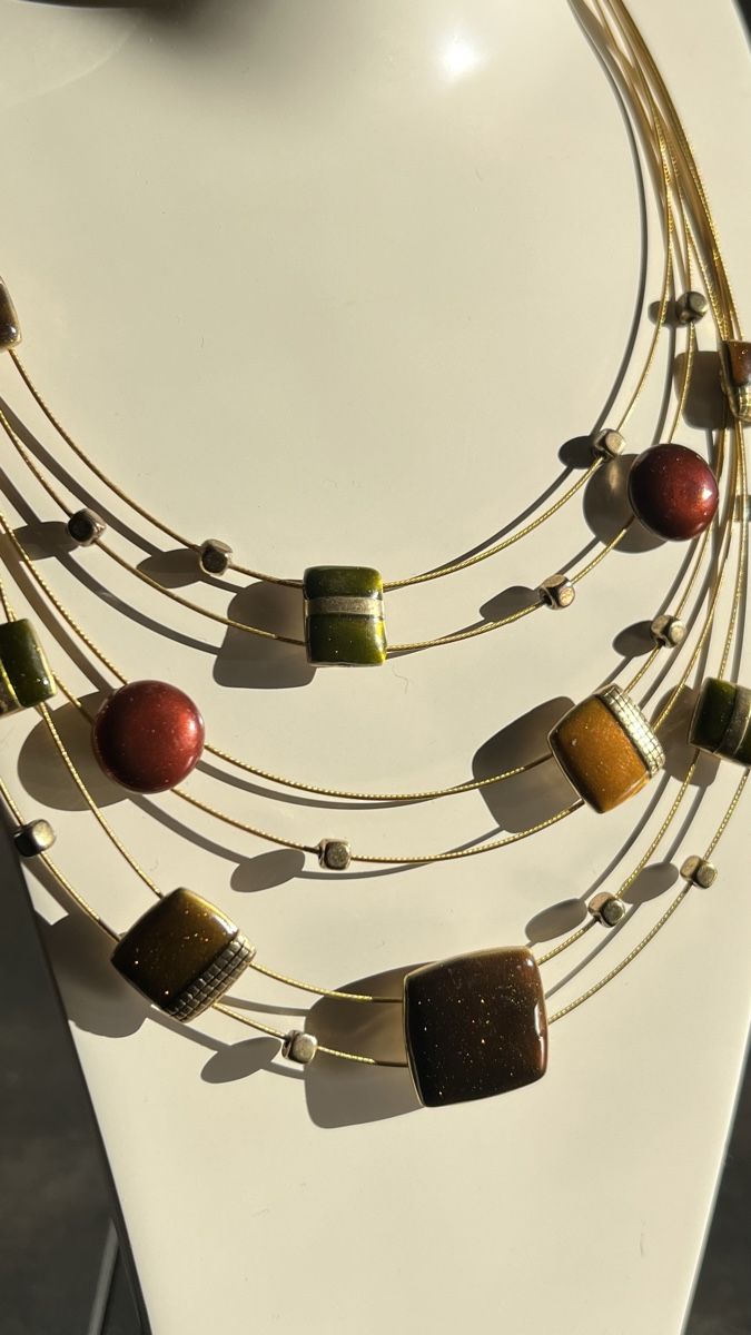 Catenine: Collier IKITA multicouche doré et coloré – Usato da Nyon venduto da stylevintage79 2
