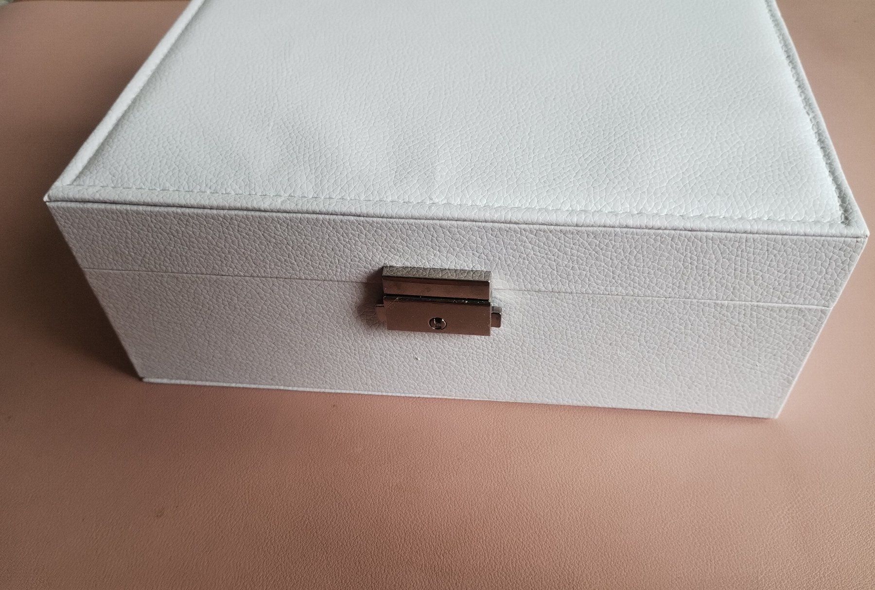 Schmuckkästen: Weisse Schmuckschatulle, Schmucketui - Boîte à bijoux – Neu (gemäss Beschreibung) aus Bussigny von NATURALO 6