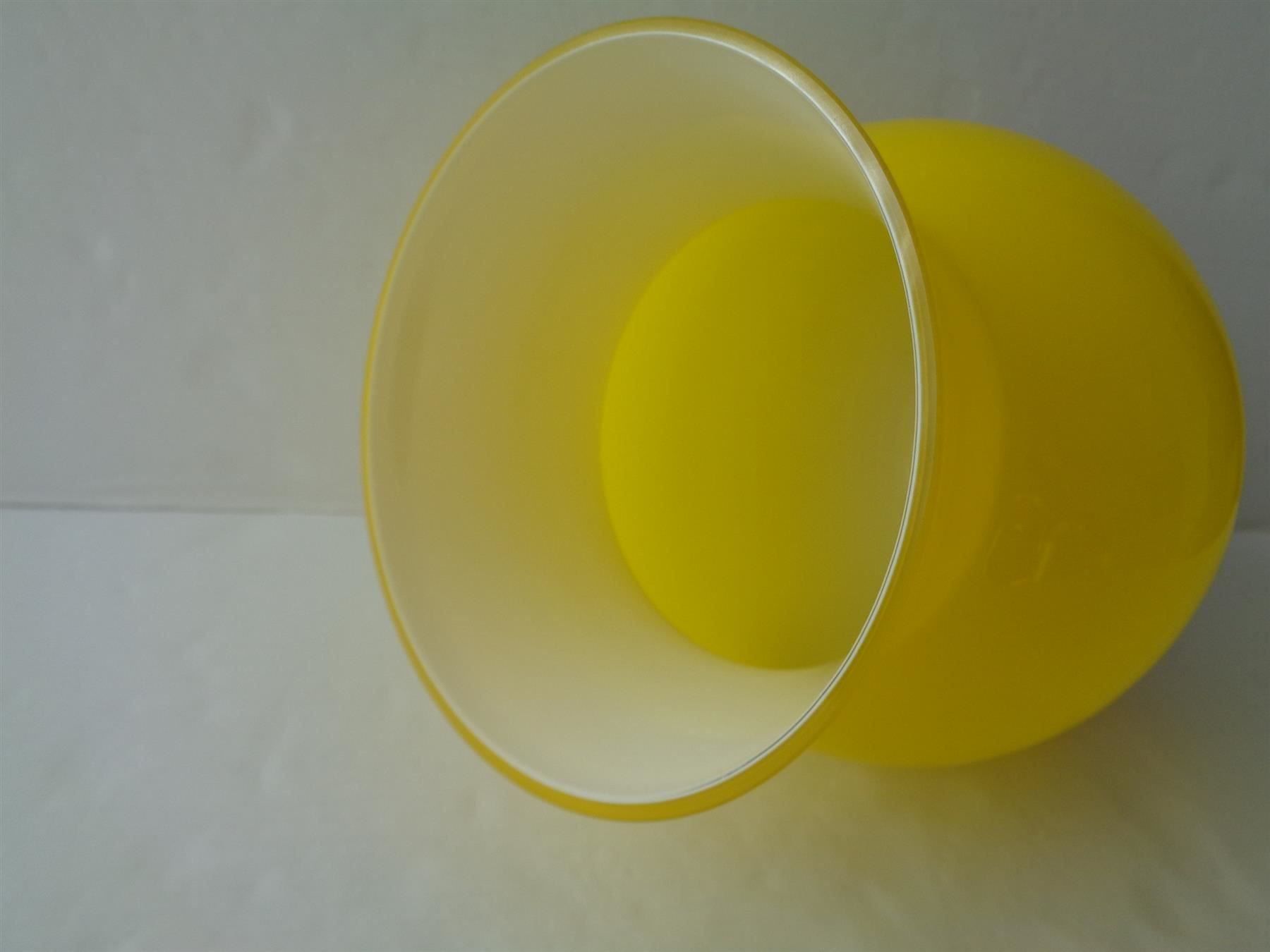 Vase & Récipients: Gelbe Opalglas-Vase – D'occasion à Chur par omonia 1