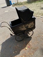Antiker Kinderwagen schwarz mit Gebrauchsspuren alt