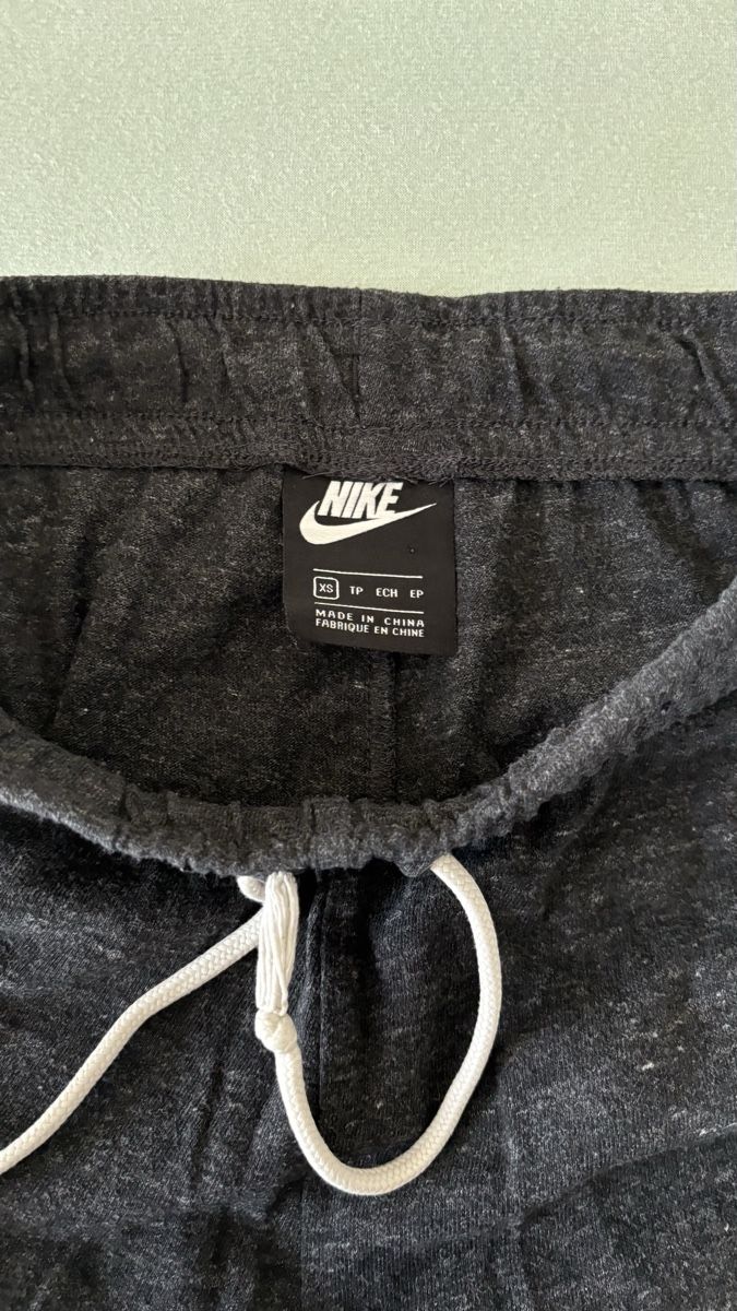Nike Pantaloni: Nike Trainerhose, Grösse XS – Usato da Wilen b. Wil venduto da alimonera 1