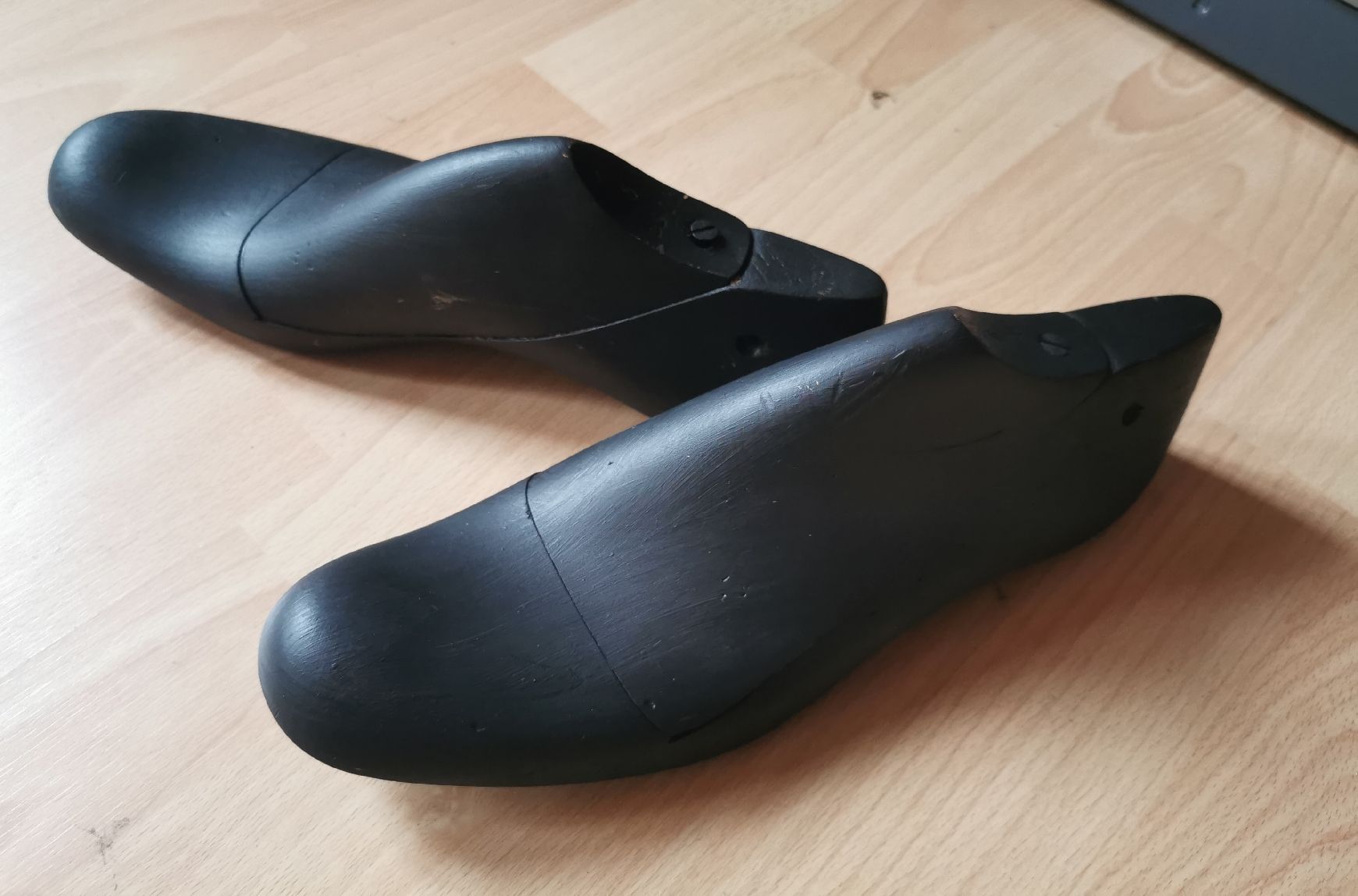 Tutte le decorazioni: Alte Herrenschuhleisten, schwarz gestrichen – Usato da Niederönz venduto da Silverbluecat