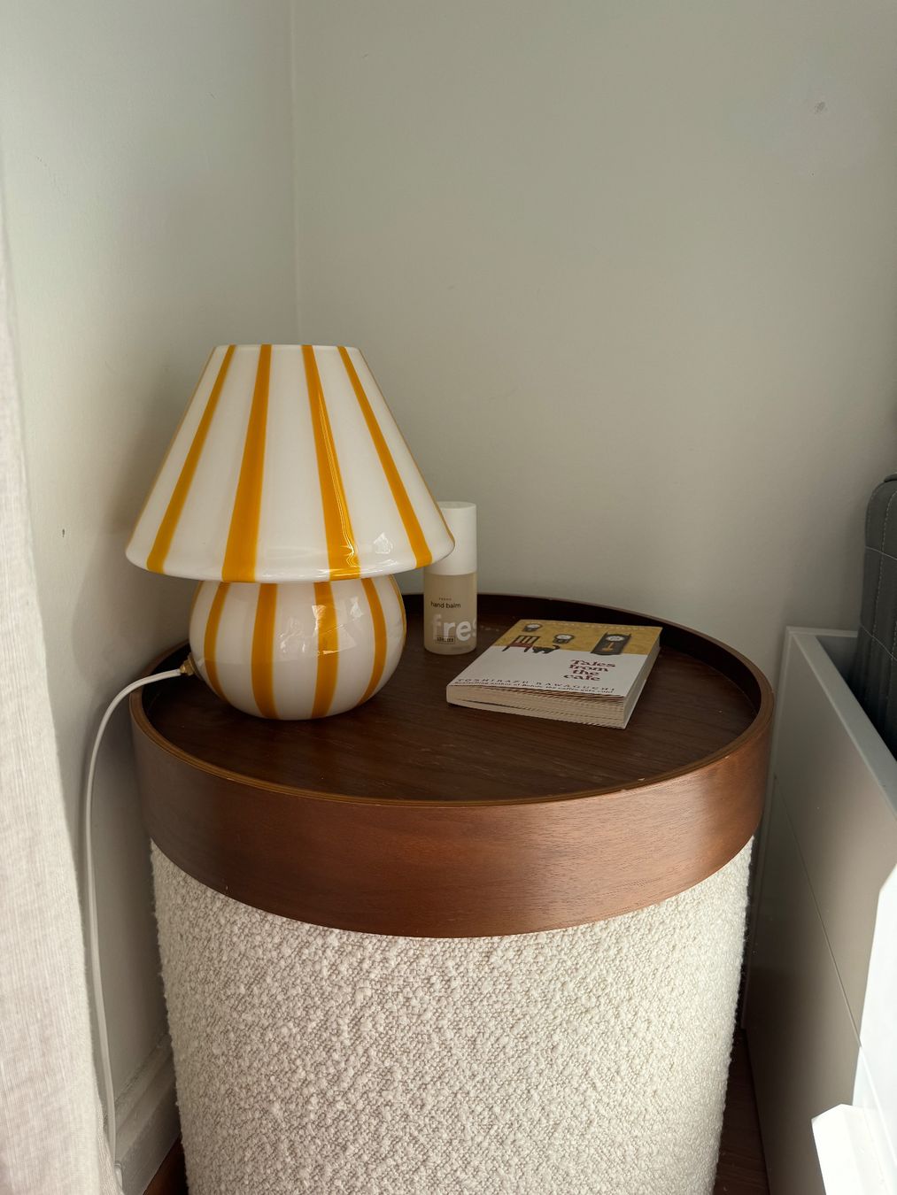 Sofacompany Tabourets: Bouclé Pouf mit Nussbaum Tablett – D'occasion à Zürich par pre_vy7t