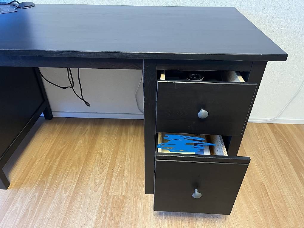 Ikea Scrivanie: Hemnes Schreibtisch dunkelbraun – Usato da Hitzkirch venduto da Janosch021 1