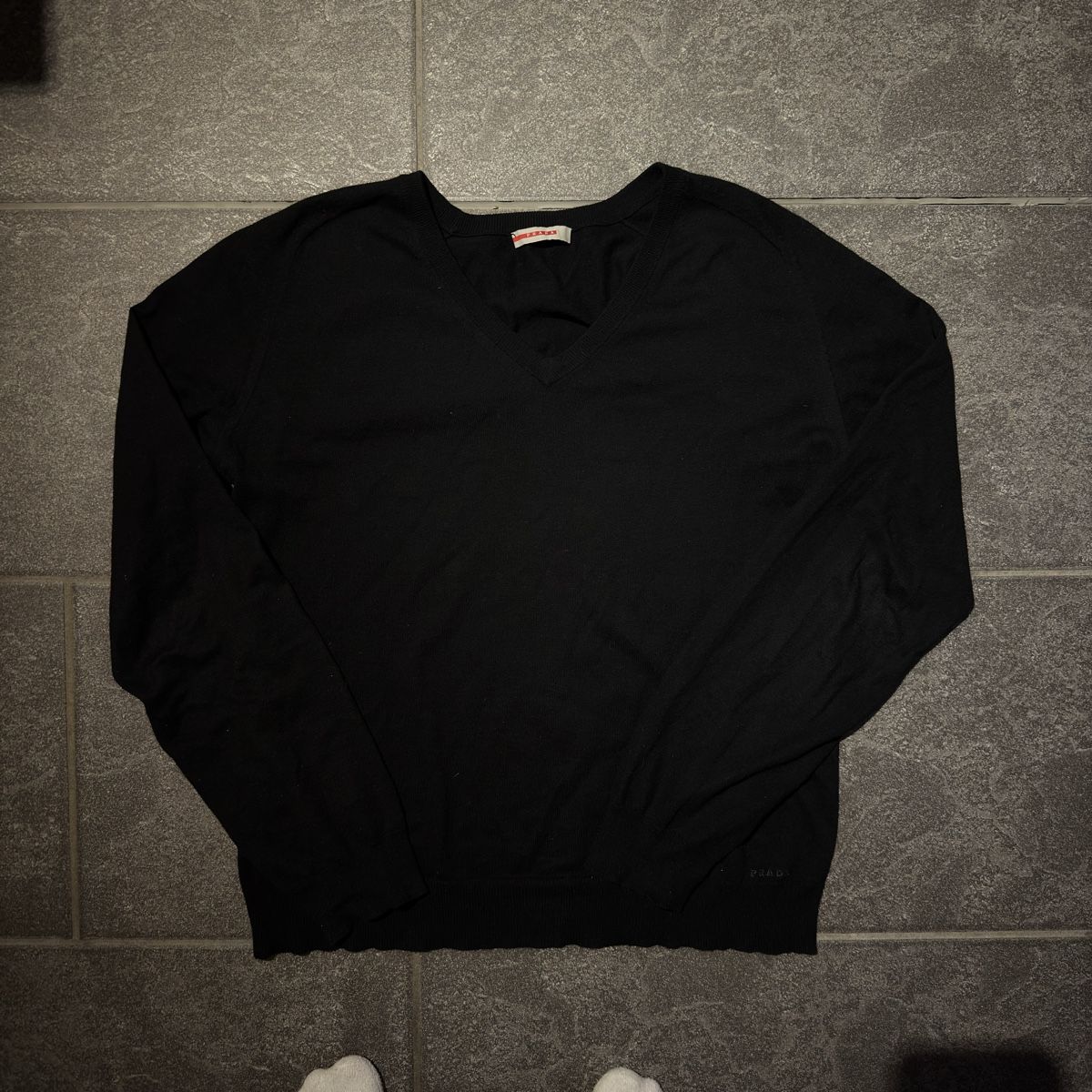Prada Maglioni & Felpe: Prada V-Neck Pullover Schwarz – Baumwolle & Kaschmir – Usato da Embrach venduto da bernadiebernada