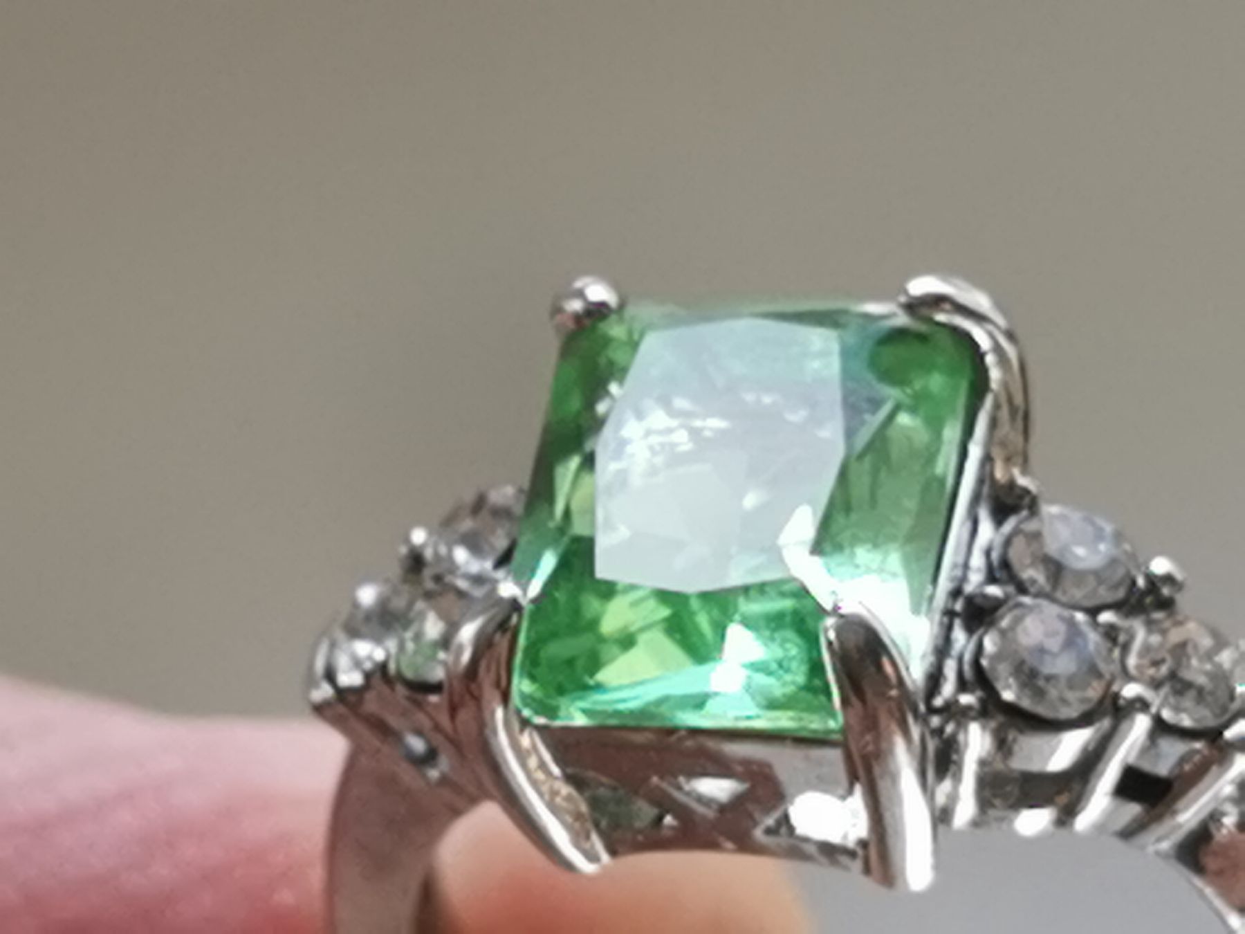 Bagues: Damen Ring mit Grün Zirkone.  – Neuf (Voir description) à Schlieren par vlalif 3