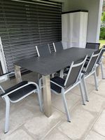 Tisch mit 7 Stühlen