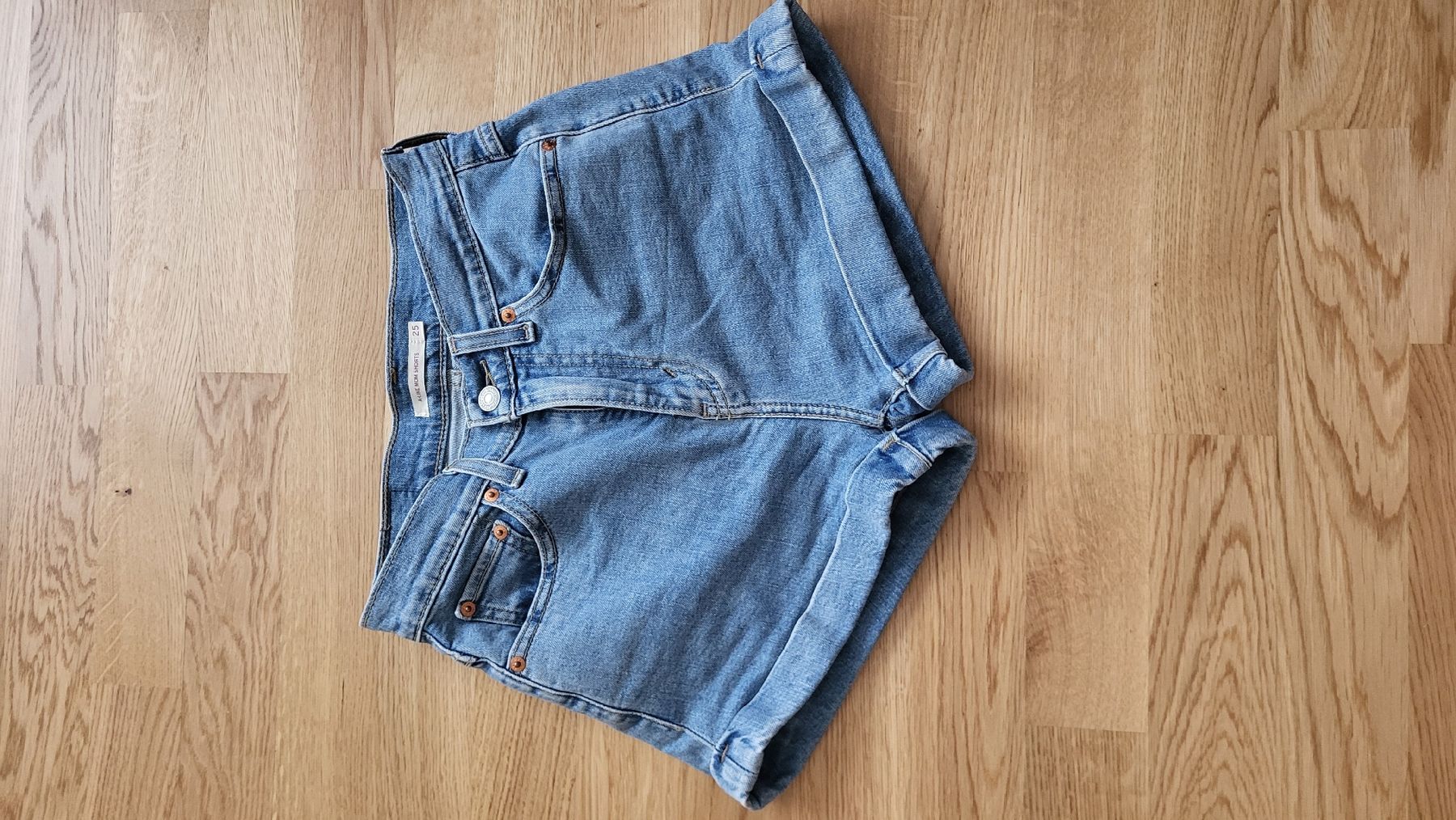 Levi's Jeans: Levis Mom Shorts – Usato da Thun venduto da lar_f5kq