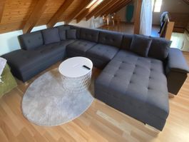 Gemütliches Ecksofa in Grau – neuwertiger Zustand