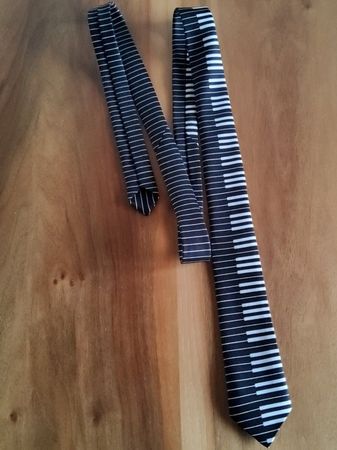 Schwarze Klaviertasten Krawatte