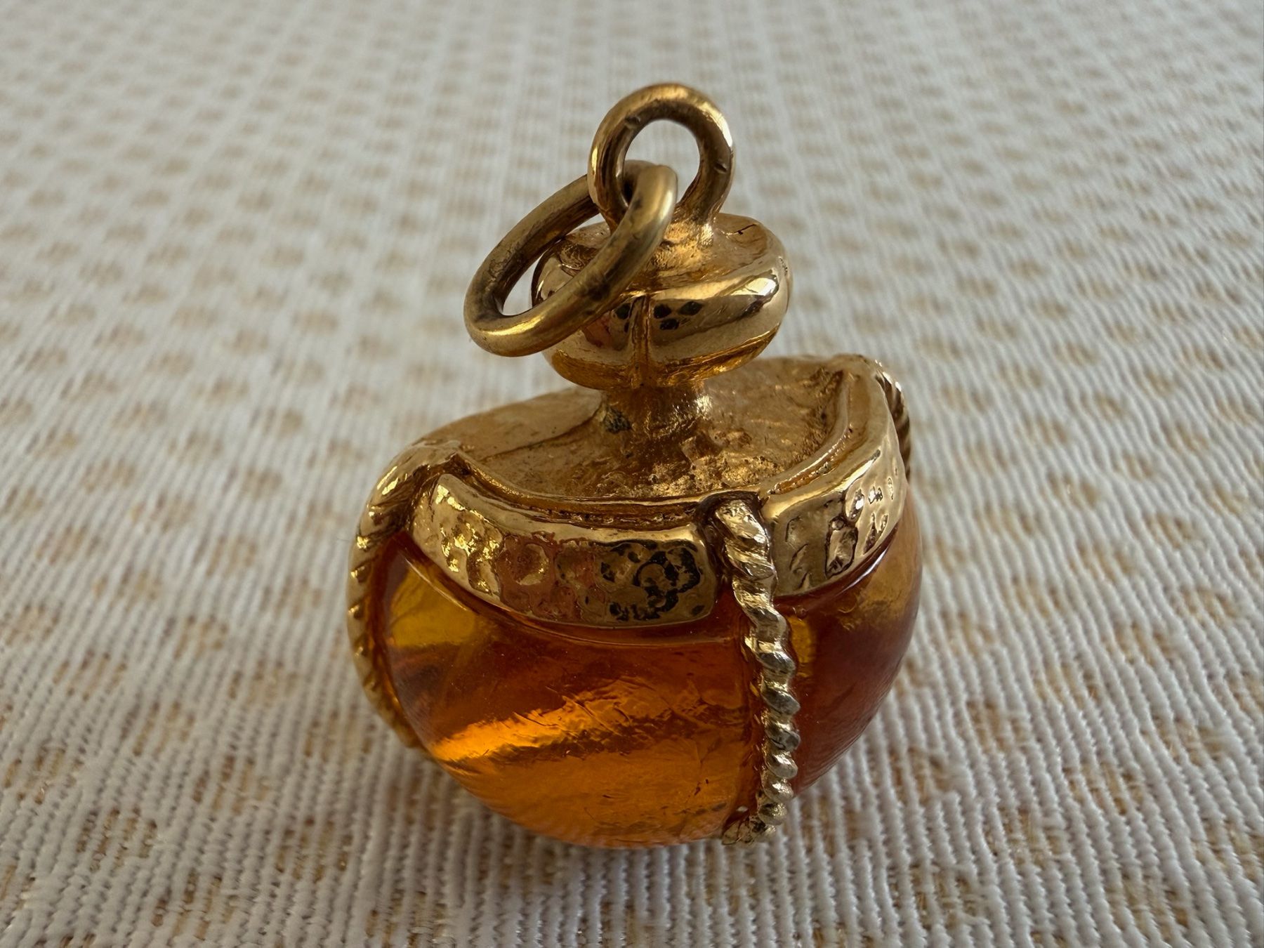 Saint Laurent Ciondoli: Saint Laurent - Champagne - pendentif – Usato da Sion venduto da accroshoes