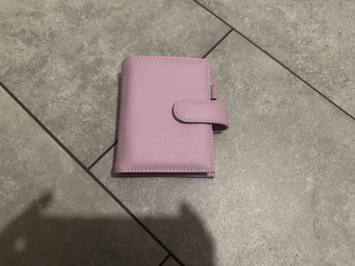 Portamonete: DE LUXE BINDER RINGBUCH A7 Neu Flieder – Nuovo e nell'imballaggio originale da Aadorf venduto da mel_5b9w