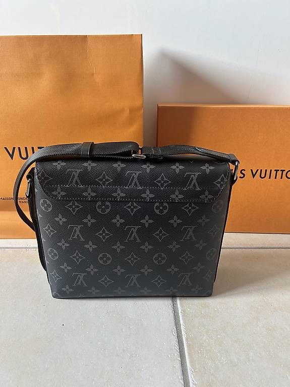 Louis Vuitton Borse: Louis Vuitton District PM M45272  État impeccable – Usato da Renens VD venduto da kik_j6vr 1