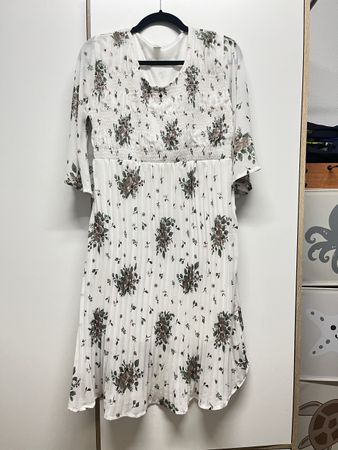 White Floral Summer Dress, Pleated, Size 38!