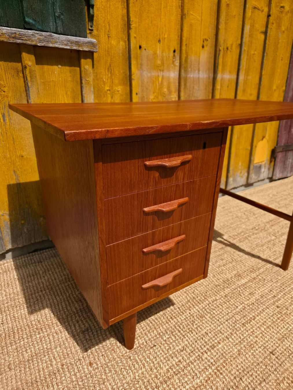 Schreibtische: Teak Schreibtisch mid century danish stil – Gebraucht aus Haslen AI von Vintagelix 2
