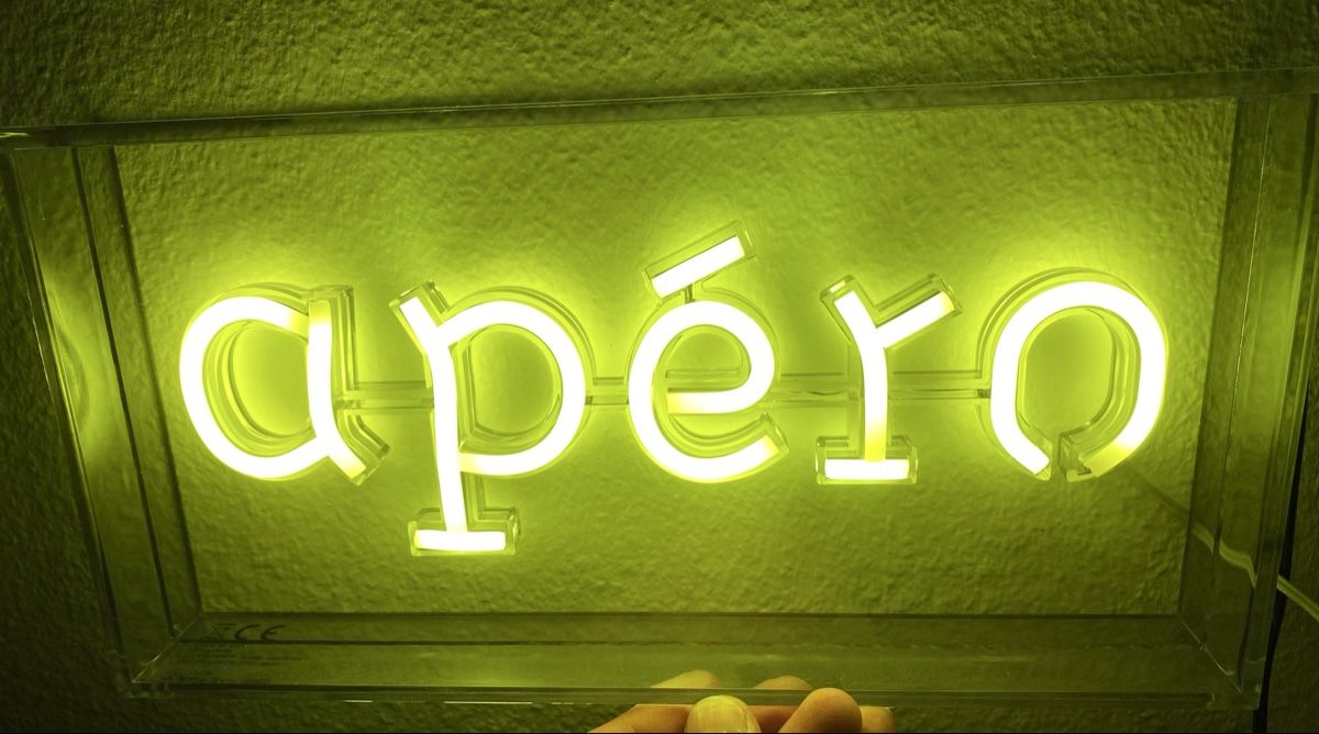Insegne: Neon Schild Apéro gelb beleuchtet – Nuovo (secondo la descrizione) da Allschwil venduto da Deal_Tiger99