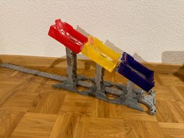 Spielzeug Auto Rennstrecke mit Rampen und Schienen