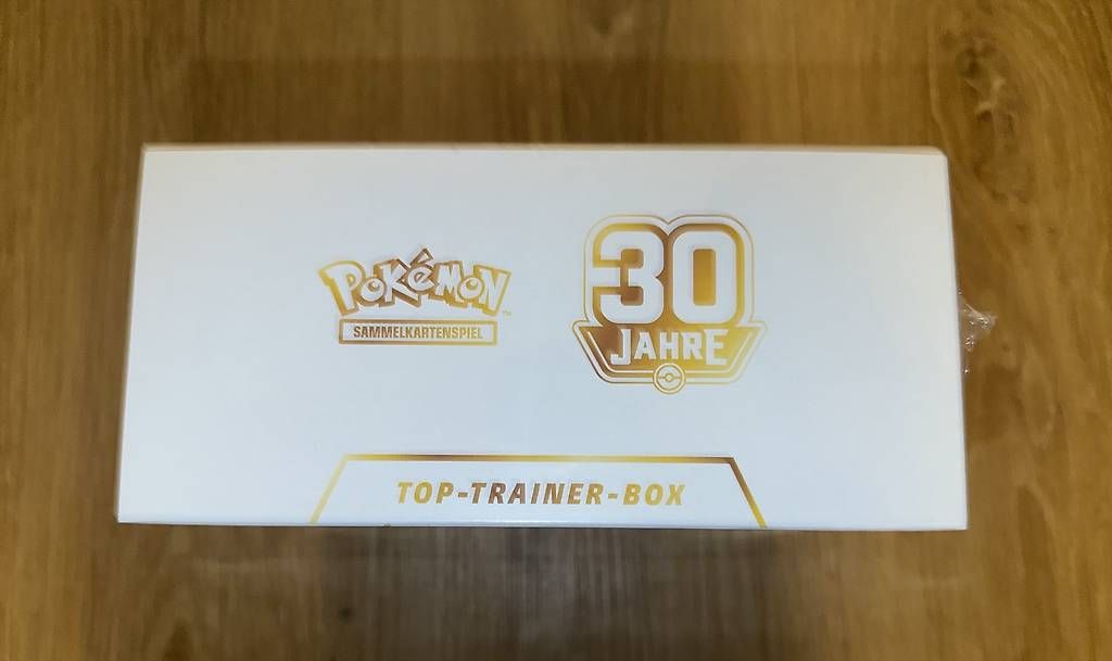Carte collezionabili: Pokémon 30th ETB Deutsch  – Nuovo e nell'imballaggio originale da Emmen venduto da kat_ltp2 1