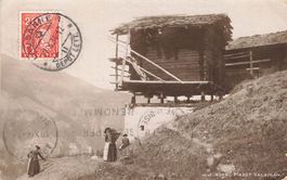 Wallis (VS) Alte Speicher auf Stelzen mit Dorfbewohnern
