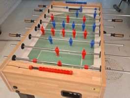 Tischfussballtisch (Döggelichaschte)