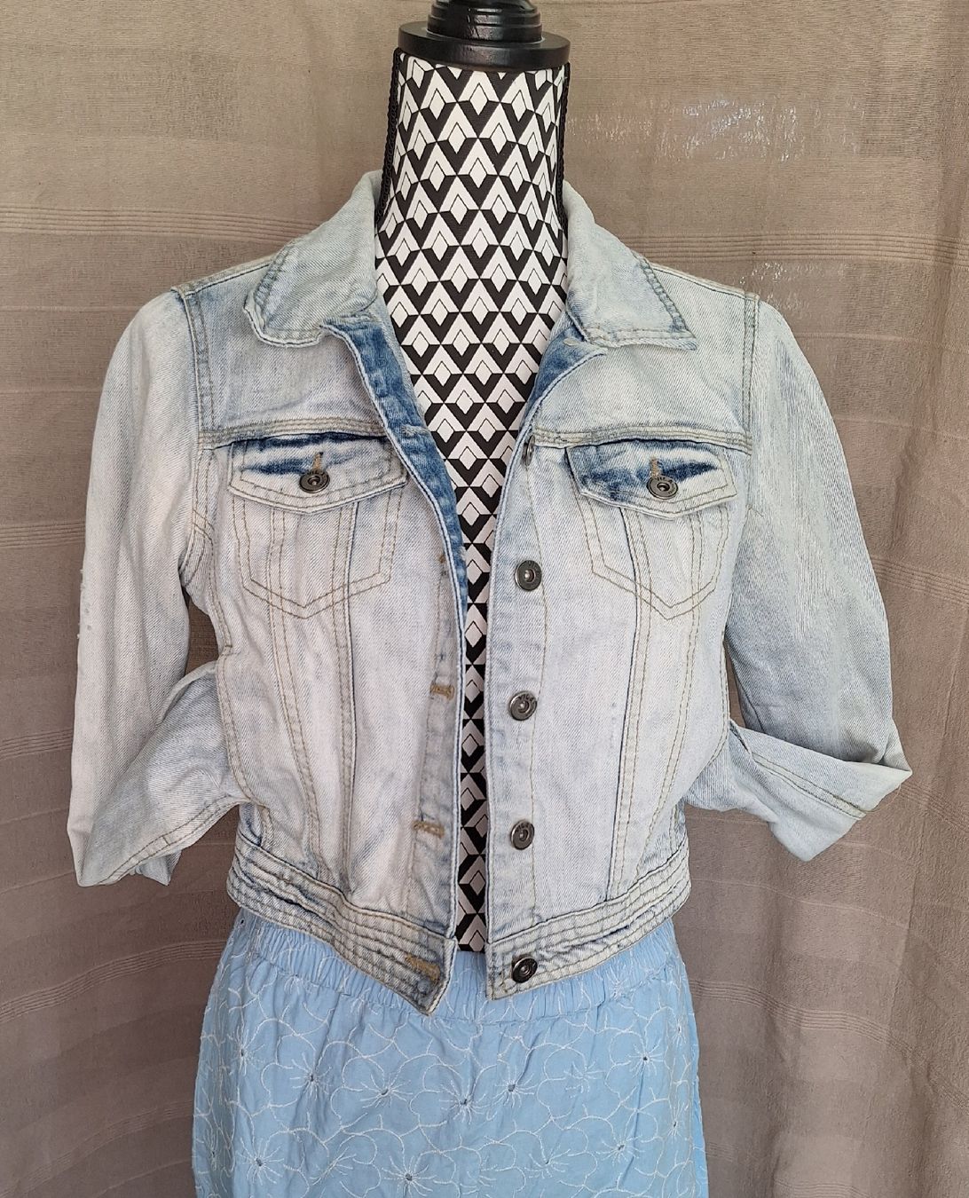 Vila Giacche: Cropped Jeansjacke – Usato da Zürich venduto da Milas_closet