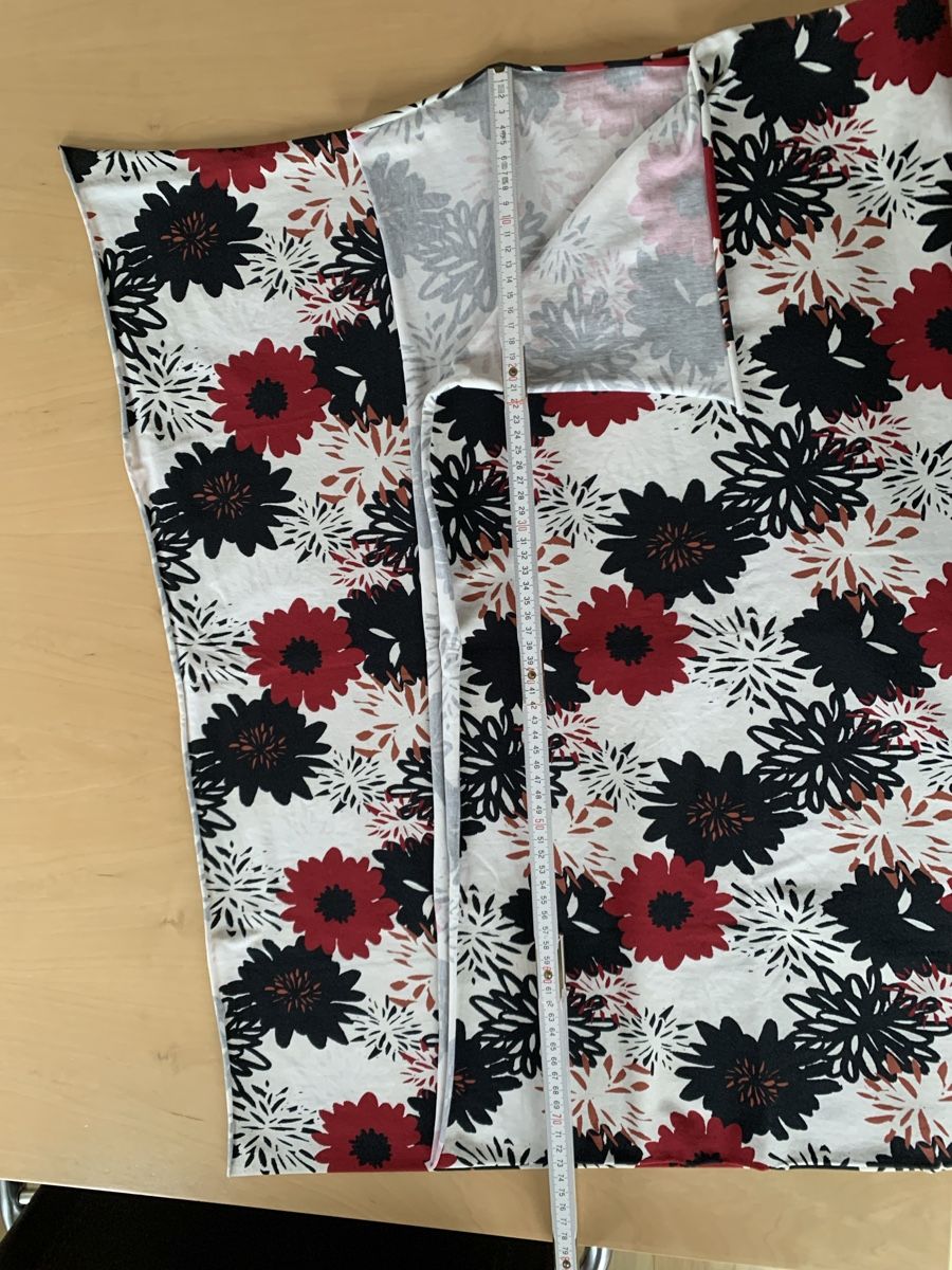 Tessuti: Jersey Stoff mit Blumenmuster, rot/schwarz/weiss – Nuovo (secondo la descrizione) da Galgenen venduto da Waldliesel 4