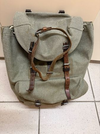 Militärrucksack Schweizer Arme mit zusätzlichem Lederriemen
