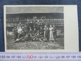 ARMEE SCHWEIZ SOLDATEN GRUPPENFOTO MIT BAUERSLEUTEN MILITÄR