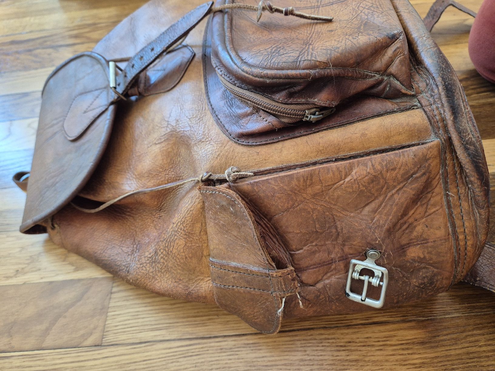 Zaini: Sac à dos vintage en cuir véritable – Usato da Versoix venduto da Lenas9 1