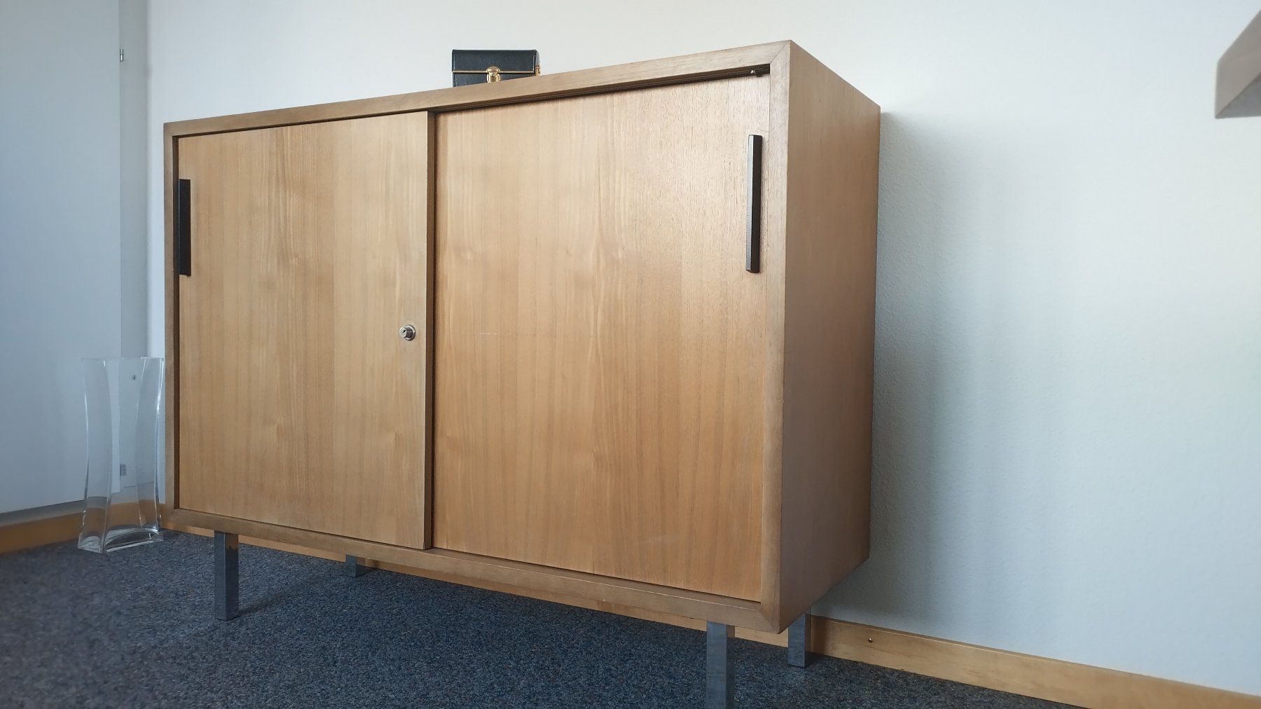Cassettiere: Sideboard aus Holz mit Schiebetüren – Usato da Zollikerberg venduto da Alasaka2013
